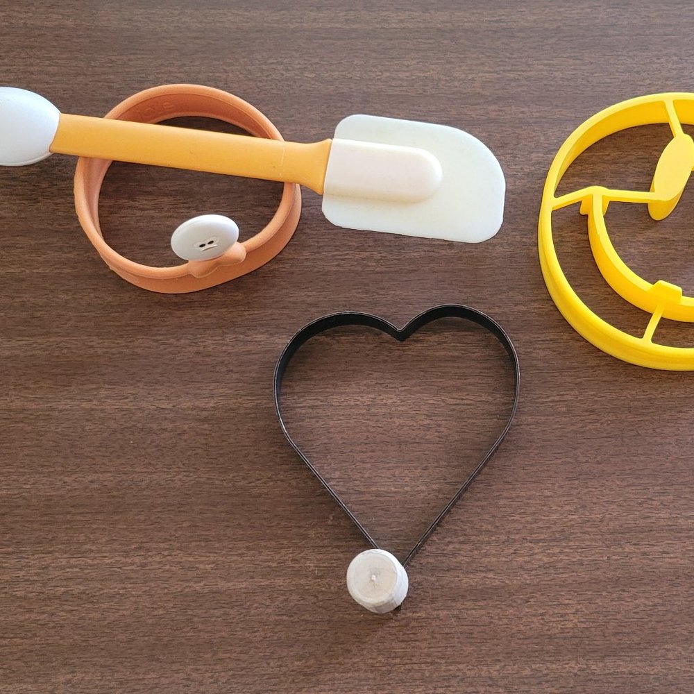 Happy Face, Heart, Round - Egg / Pancake Rings with Rubber Egg Themed Spatula